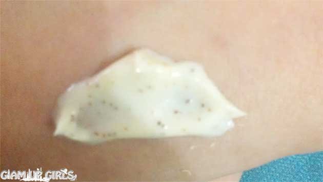 Blesso Apricot Scrub with Apricot Extracts and Multi Vitamin